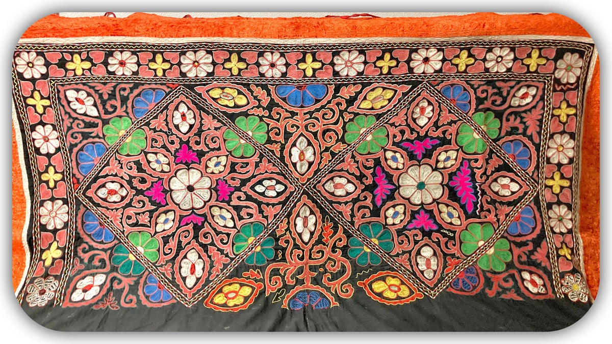 あざらし　カザフ刺繍カバーとアンティークスープ皿 あざらし カザフ刺繍カバーとアンティークスープ皿