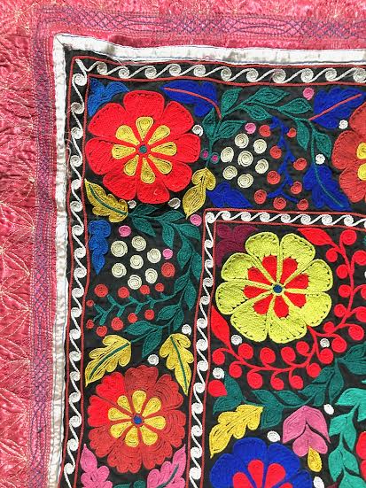 ヴィンテージ カザフ壁掛け刺繍トゥス・キーズ➀ – Nomadic Soul