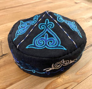 カザフ文様刺繍帽子ーテュベテイカ [ブラック×ブルー]タイプ２　