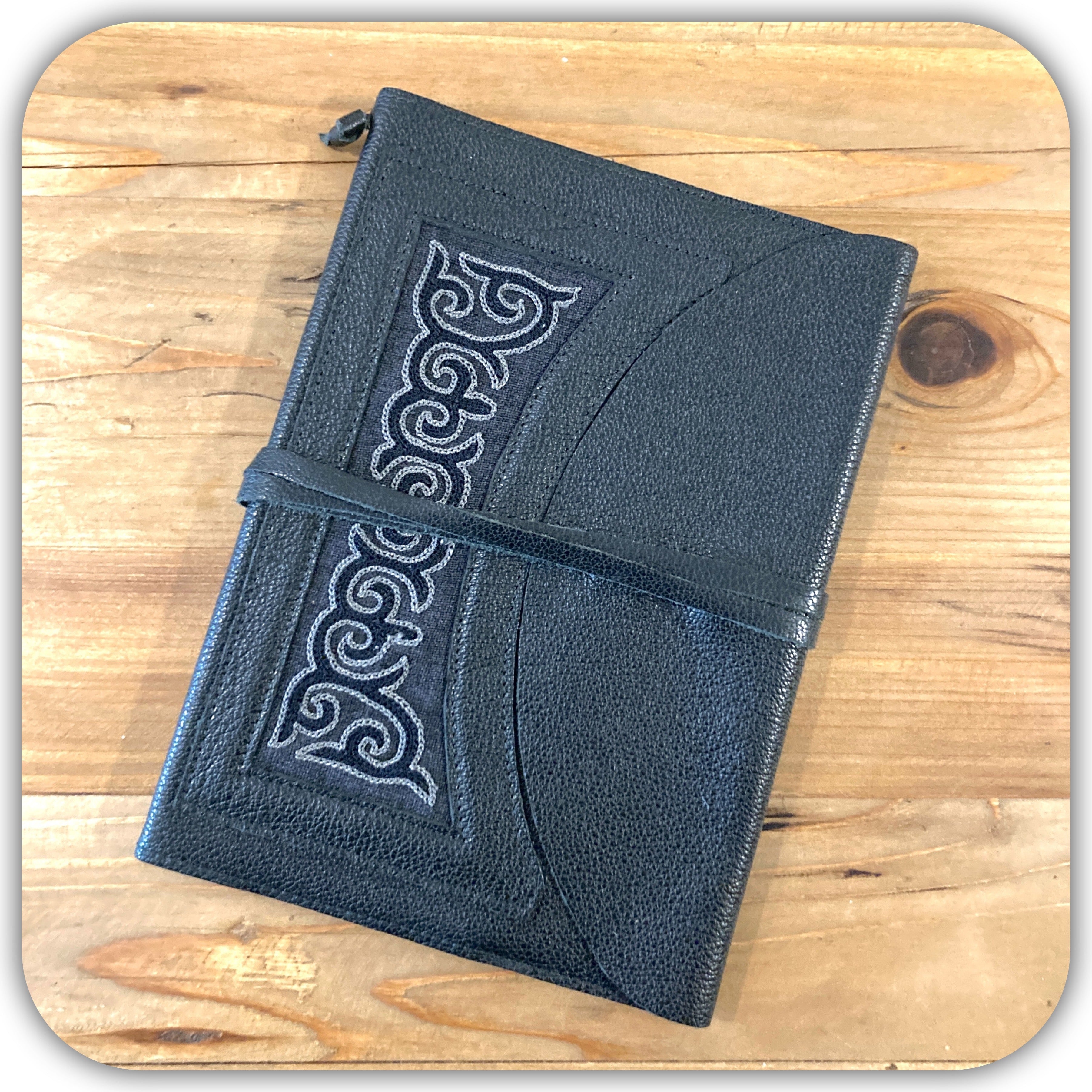 カザフ刺繍 レザーノートカバー[ブラック①] 革紐巻き留め式