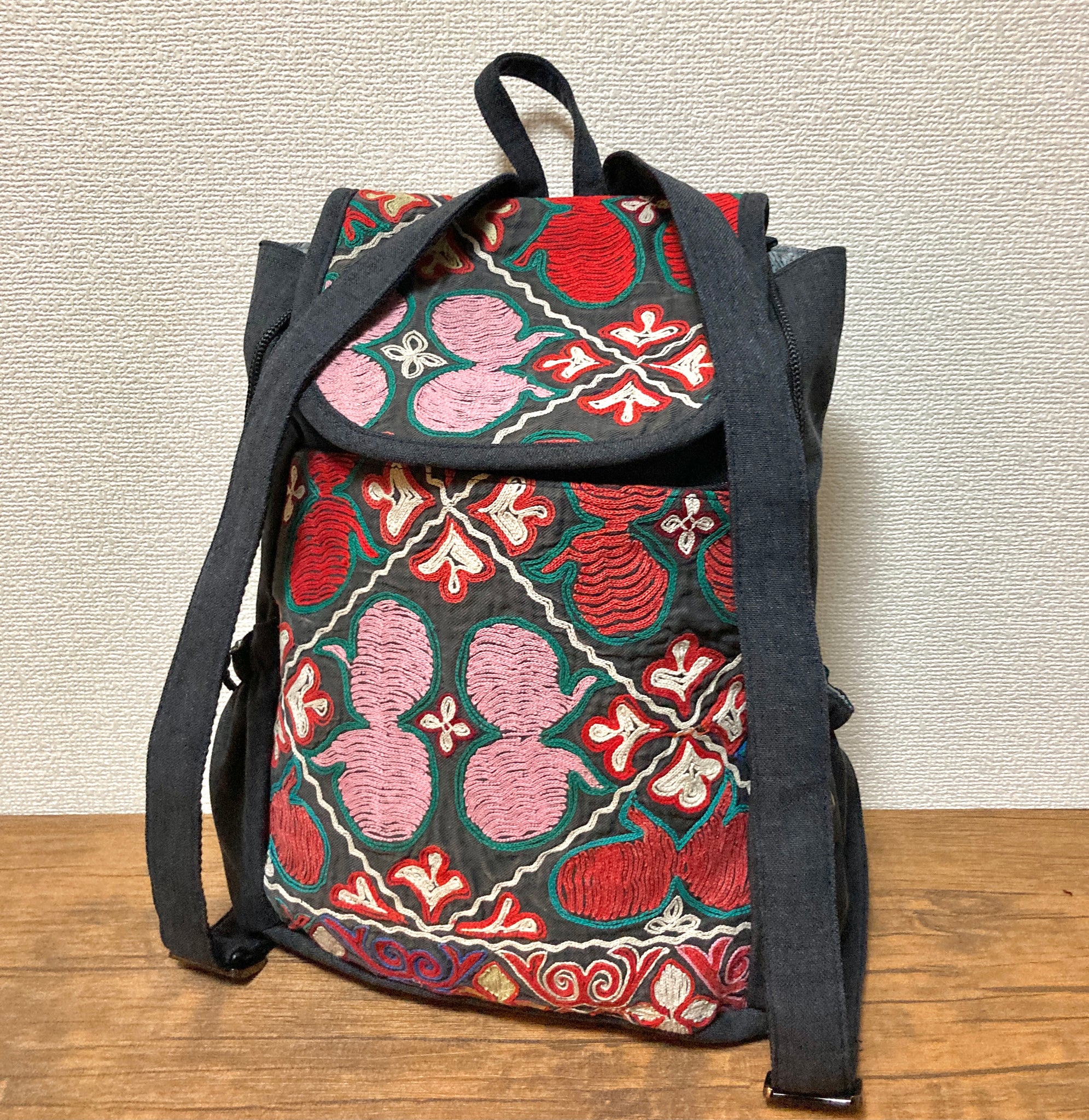 ヴィンテージ カザフ刺繍リュック（ブラック）タイプ１ – Nomadic Soul